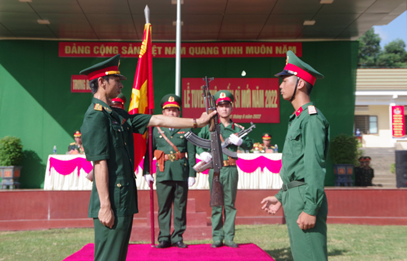 Thực hiện nghi thức trao vũ khí tại lễ tuyên thệ chiến sỹ mới.