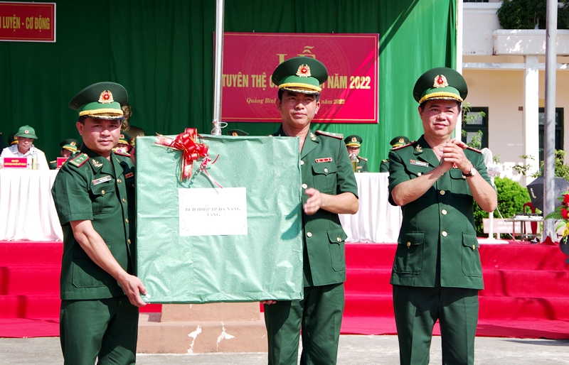 Đại diện lãnh đạo Bộ Chỉ huy BĐBP TP Đà Nẵng tặng quà cán bộ, chiến sĩ Tiểu đoàn Huấn luyện-Cơ động, BĐBP Quảng Bình.