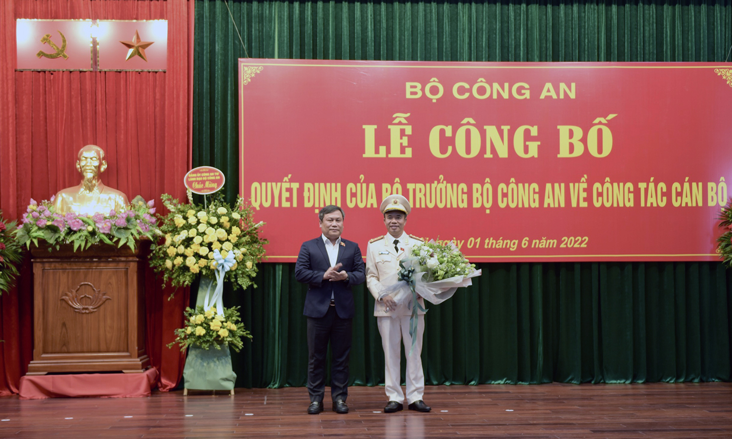 Đồng chí Bí thư Tỉnh ủy, Trưởng đoàn ĐBQH tỉnh Vũ Đại Thắng tặng hoa chúc mừng Đại tá Nguyễn Tiến Nam.