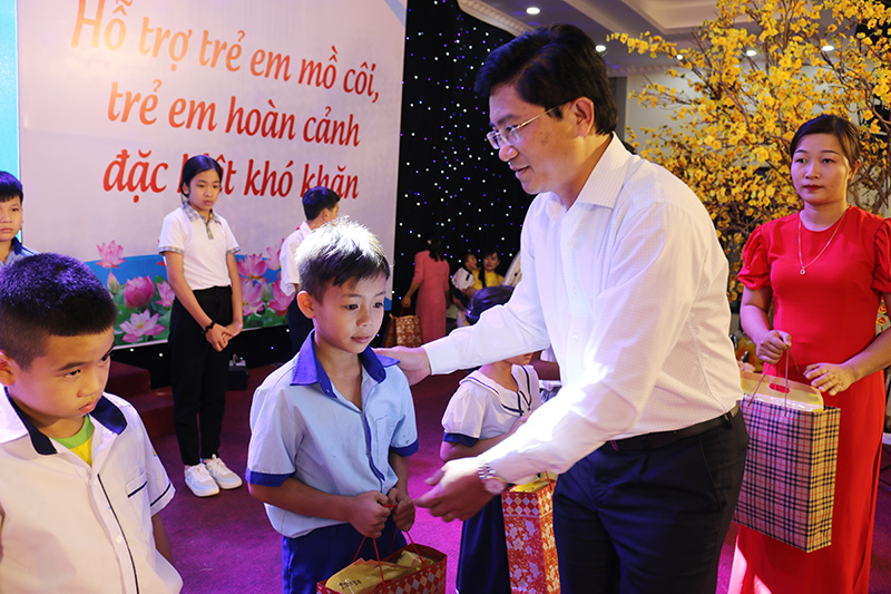 Bí thư Thị ủy Ba Đồn Trương An Ninh tặng quà cho các trẻ mồ côi