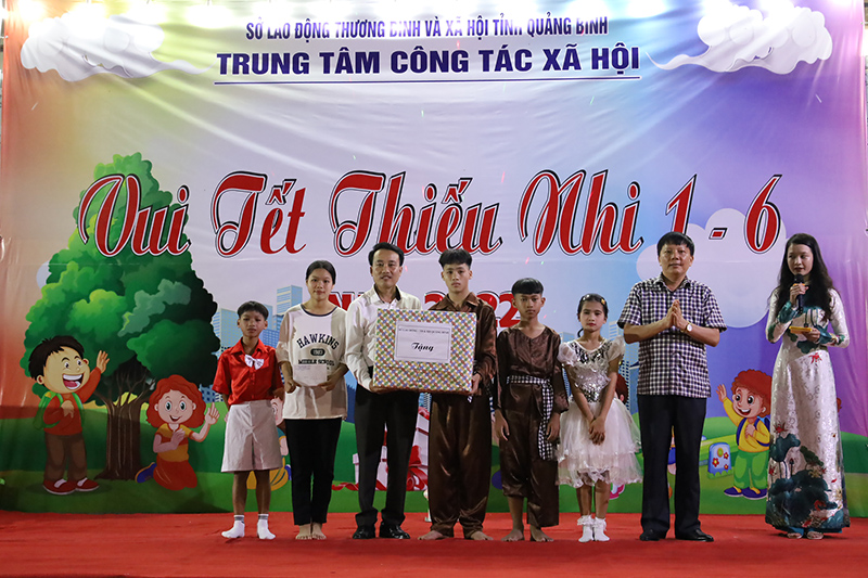 Ông Nguyễn Trường Sơn, Giám đốc Sở Lao động-Thương binh và Xã hội trao quà cho Trung tâm Công tác xã hội tỉnh.