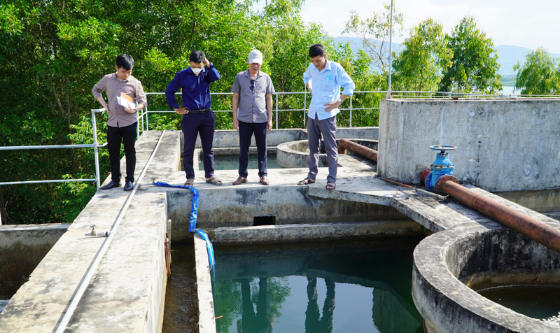 Đoàn công tác của CDC kiểm tra bể lắng của hệ thống xử lý nước cấp tại Nhà máy cấp nước sạch Hoàn Lão.