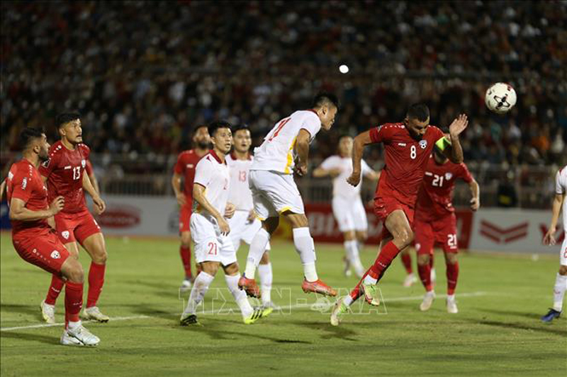 Pha đánh đầu của Phạm Tuấn Hải (11 - áo trắng) ghi bàn thắng cho đội tuyển Việt Nam ở hiệp thi đấu thứ nhất. Ảnh: Thanh Vũ/TTXVN