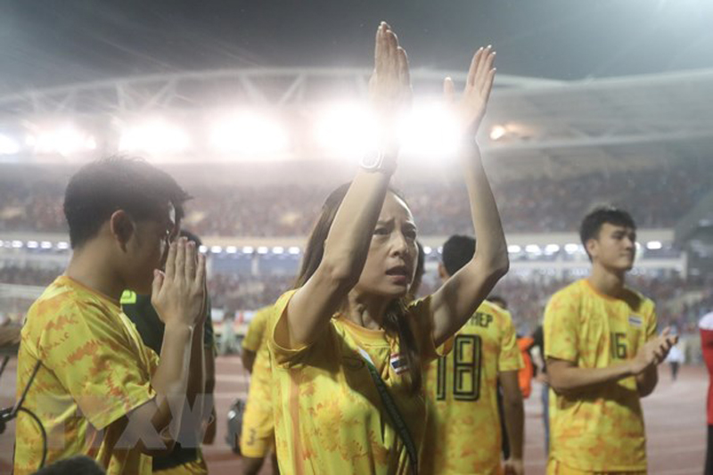 Nữ trưởng đoàn bóng đá Thái Lan Madam Pang xem trận đấu với U23 Việt Nam không khác gì chung kết. (Ảnh: Minh Quyết/TTXVN)