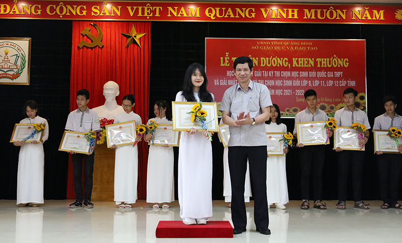 Đồng chí Phó Chủ tịch UBND tỉnh Hồ An Phong trao bằng khen của UBND tỉnh cho các HS đạt giải tại kỳ thi HSG Quốc gia.