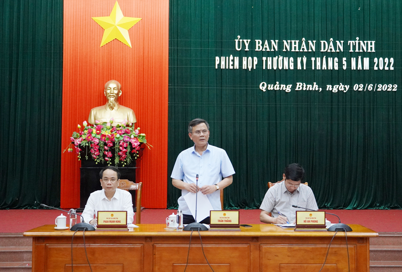 Đồng chí Chủ tịch UBND tỉnh Trần Thắng phát biểu tại phiên họp.