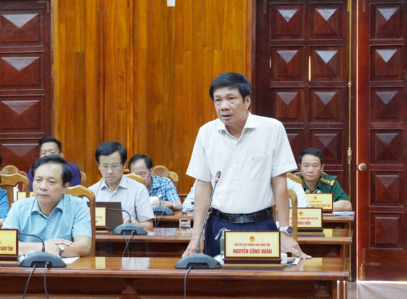 Đồng chí Phó Chủ tịch Thường trực HĐND tỉnh Nguyễn Công Huấn phát biểu tại phiên họp.
