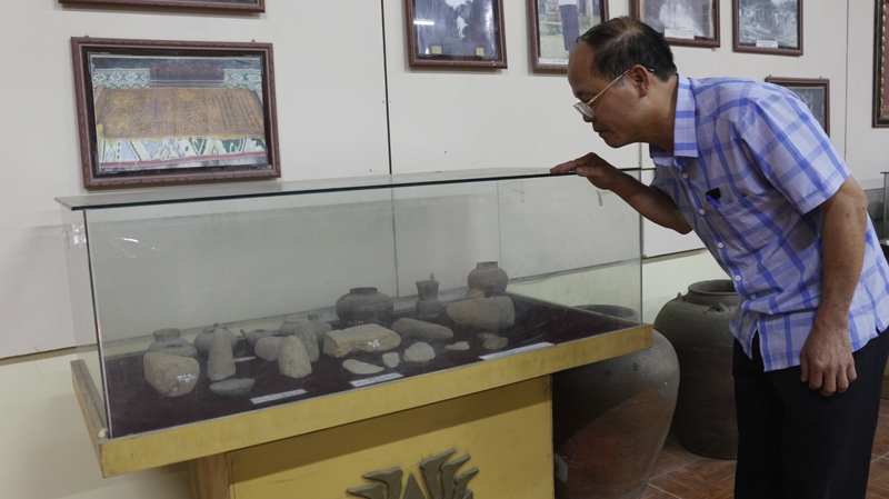 Bộ rìu đá, bàn mài đá, chày đá cổ, có niên đại khoảng 4.000 năm đang được lưu giữ tại Nhà truyền thống huyện Tuyên Hóa.