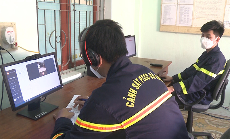 Cán bộ, chiến sĩ Phòng Cảnh sát PCCC và CNCH, Công an tỉnh trực ban, nhận thông tin, hình ảnh báo cháy của người dân qua ứng dụng  "Báo cháy 114”.