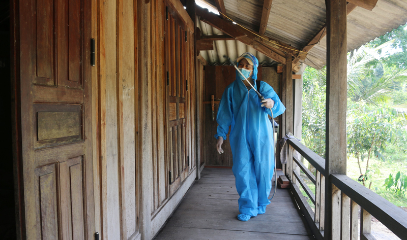 CDC Quảng Bình hỗ trợ phun hóa chất diệt muỗi phòng chống sốt rét cho người dân xã Lâm Thủy. 