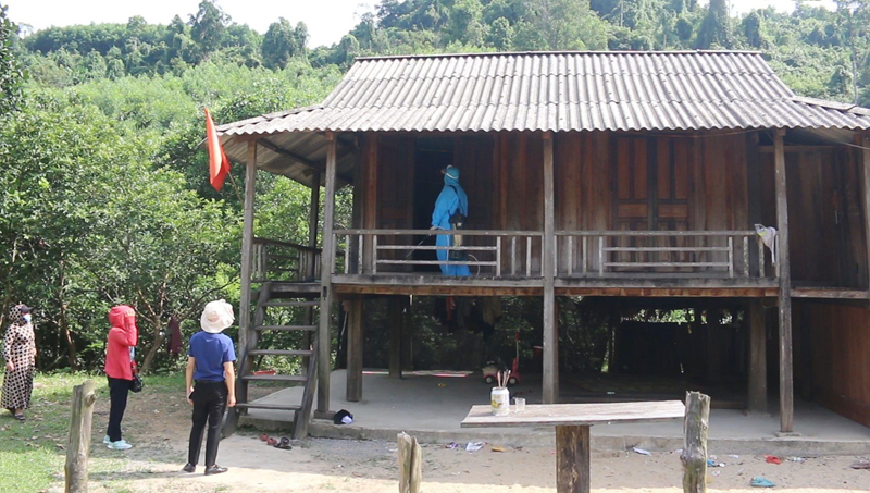 Đoàn công tác của CDC giám sát các hoạt động phòng chống sốt rét tại các xã miền núi huyện Lệ Thủy.