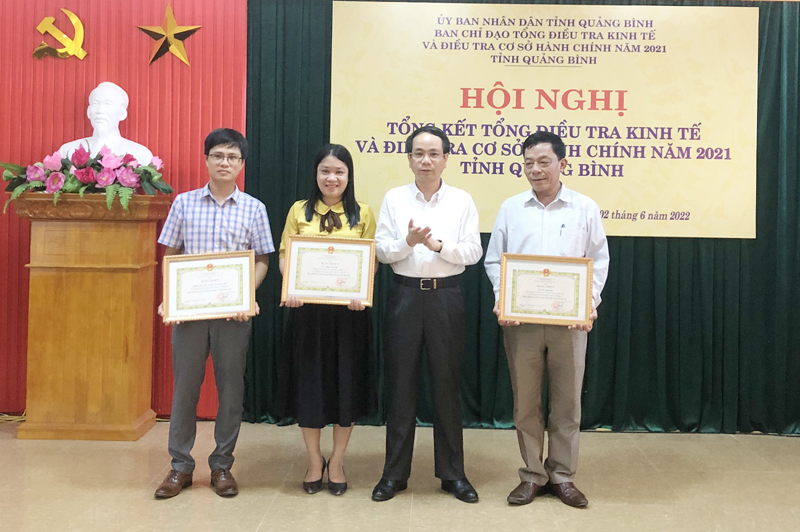Đồng chí Phó Chủ tịch UBND tỉnh Phan Mạnh Hùng trao bằng khen của Bộ trưởng Bộ Kế hoạch và Đầu tư cho 1 tập thể và 3 cá nhân.