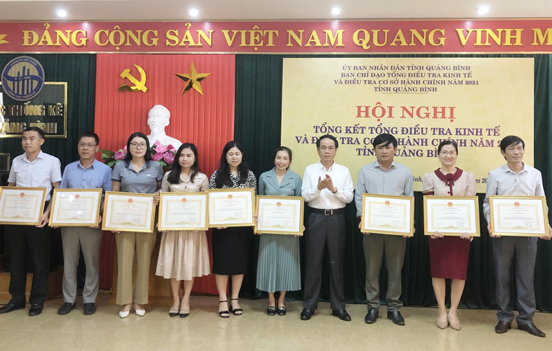  Đồng chí Phó Chủ tịch UBND tỉnh Phan Mạnh Hùng trao bằng khen của Chủ tịch UBND tỉnh cho các tập, thể, cá nhân.