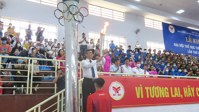 Đồng chí Chủ tịch UBND tỉnh Trần Thắng thực hiện nghi thức châm đuốc thắp sáng đài lửa đại hội