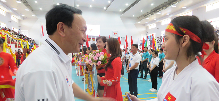 Đồng chí Trần Hải Châu, Phó Bí thư Thường trực Tỉnh ủy, Chủ tịch HĐND tỉnh, tặng hoa, cờ lưu niệm cho các đoàn VĐV