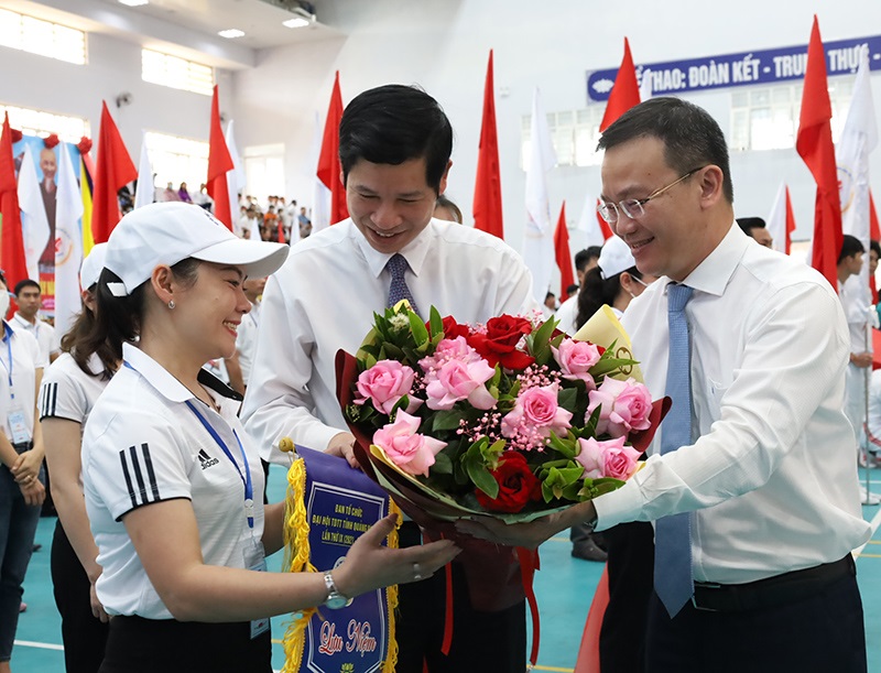 Đồng chí Phó Chủ tịch UBND tỉnh tặng hoa, cờ lưu niệm cho các đoàn VĐV