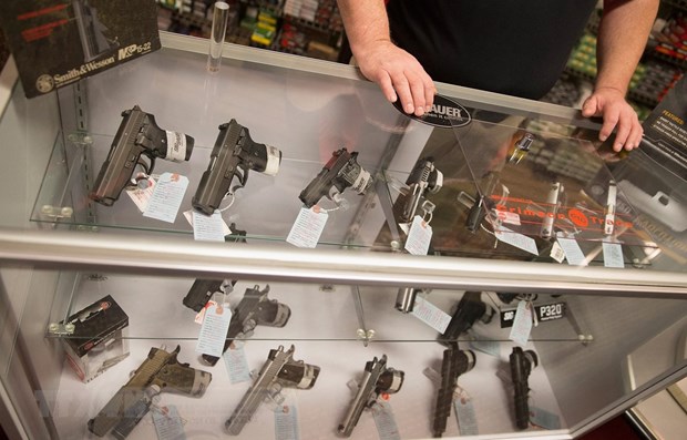  Một cửa hàng bán súng ngắn tại Bridgeton, Missouri, Mỹ. (Ảnh: AFP/TTXVN)
