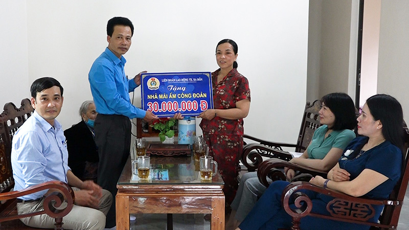 Chị Hồ Thị Thương được nhận hỗ trợ xây dựng nhà ở  “Mái ấm công đoàn”.