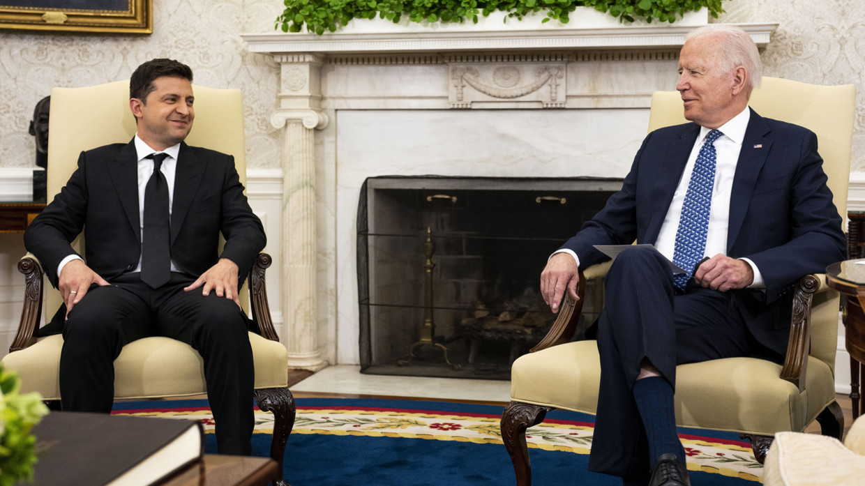 Tổng thống Ukraine Volodymyr Zelensky (trái) gặp Tổng thống Mỹ Joe Biden. Ảnh: Getty Images