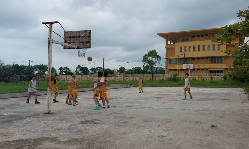 Học sinh Trường THPT Chuyên Võ Nguyên Giáp luyện tập bóng rổ.