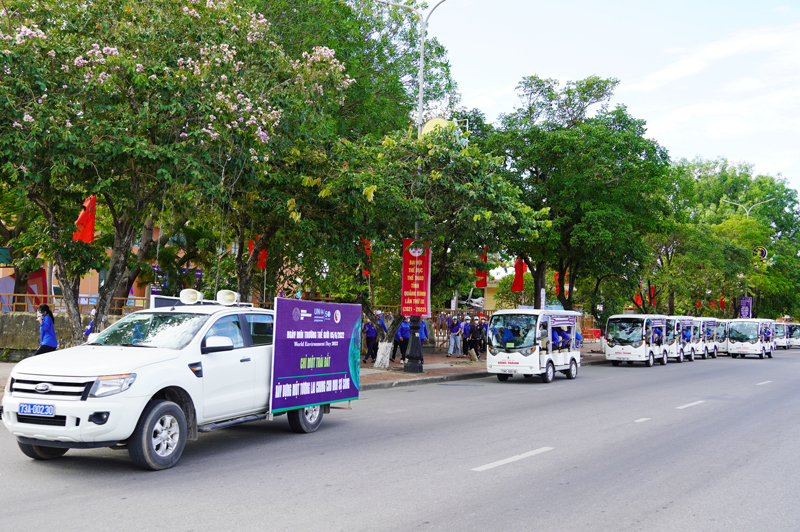 Đội hình xe điện diễu hành hưởng ứng Ngày Môi trường thế giới, Tháng hành động vì môi trường, Tuần lễ Biển và Hải đảo Việt Nam.