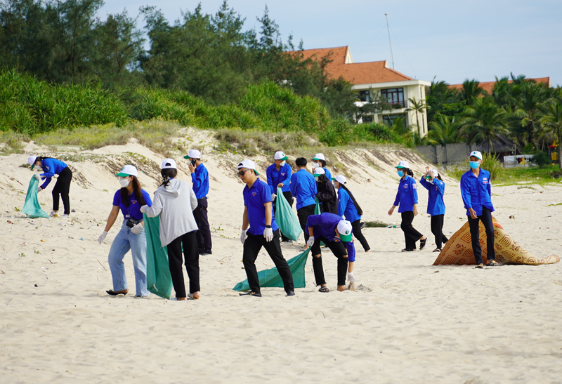  Lực lượng đoàn viên thanh niên làm vệ sinh môi trường ở bãi biển Bảo Ninh.