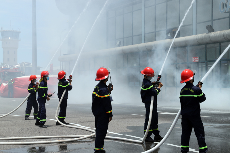Lực lượng PCCC chuyên nghiệp nhanh chóng có mặt tham gia chữa cháy