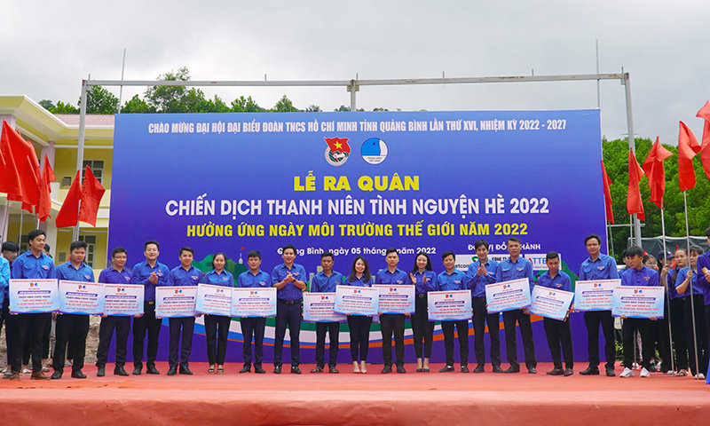 Đồng chí Bí thư Tỉnh đoàn Đặng Đại Bàng giao nhiệm vụ cho các đơn vị tham gia chiến dịch TNTN hè 2022.