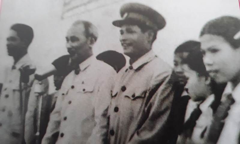 Bác Hồ và đồng chí Nguyễn Chí Thanh trên lễ đài ngày về thăm Quảng Bình, Vĩnh Linh 16/6/1957 (cô Tuyết Ba thứ 2 từ phải vào).