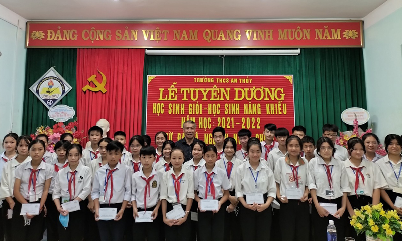 Đại tá Nguyễn Ngọc Chiến trao thưởng cho học sinh.
