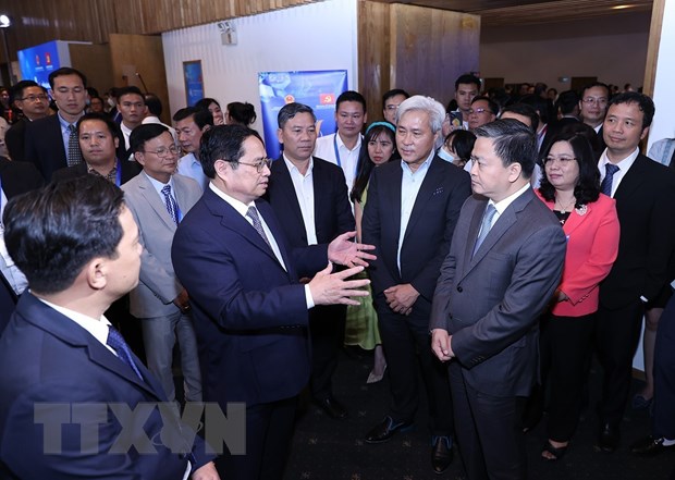 Thủ tướng Phạm Minh Chính trao đổi với các đại biểu dự Diễn đàn Kinh tế Việt Nam lần thứ tư. (Ảnh: Dương Giang/TTXVN)