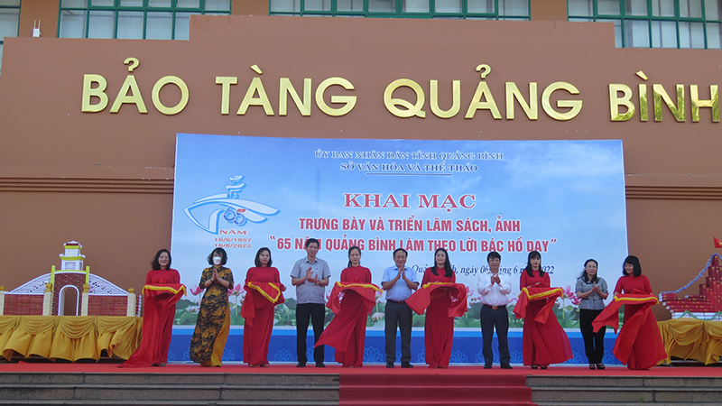 Đồng chí Phó Bí thư Thường trực Tỉnh ủy Trần Hải Châu cùng các đồng chí đại diện lãnh đạo tỉnh cắt băng khai mạc trưng bày, triển lãm