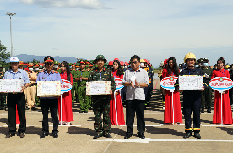 Đồng chí Phó Chủ tịch Thường trực UBND tỉnh trao quà động viên lực lượng tham gia diễn tập
