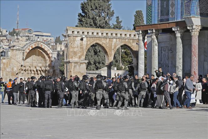 Đụng độ giữa lực lượng an ninh Israel và người Palestine tại Đền thờ Al Aqsa (còn được gọi là Núi Đền) ở Đông Jerusalem ngày 15/4/2022. Ảnh: AFP/TTXVN