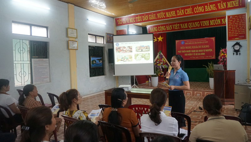 Tuyên truyền, vận động người dân tham gia BHXH tự nguyện ở huyện Lệ Thủy.