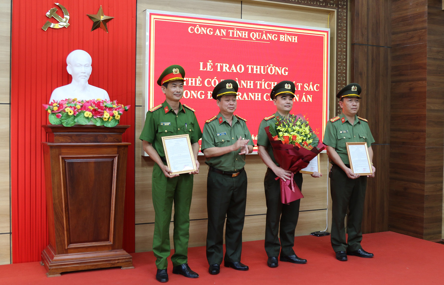 Thừa ủy quyền của lãnh đạo Bộ Công an, đồng chí Giám đốc Công an tỉnh Nguyễn Hữu Hợp trao các quyết định khen thưởng cho các đơn vị tham gia chuyên án.