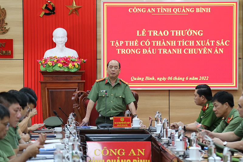 Đồng chí Giám đốc Công an tỉnh Nguyễn Hữu Hợp phát biểu chỉ đạo tại buổi lễ khen thưởng.