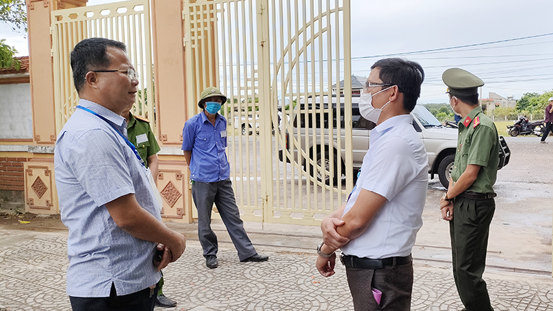  Đồng chí Phó Chủ tịch UBND huyện Bố Trạch Nguyễn Hữu Hồng kiểm tra tình hình thi tại điểm thi Trường THPT Hùng Vương.