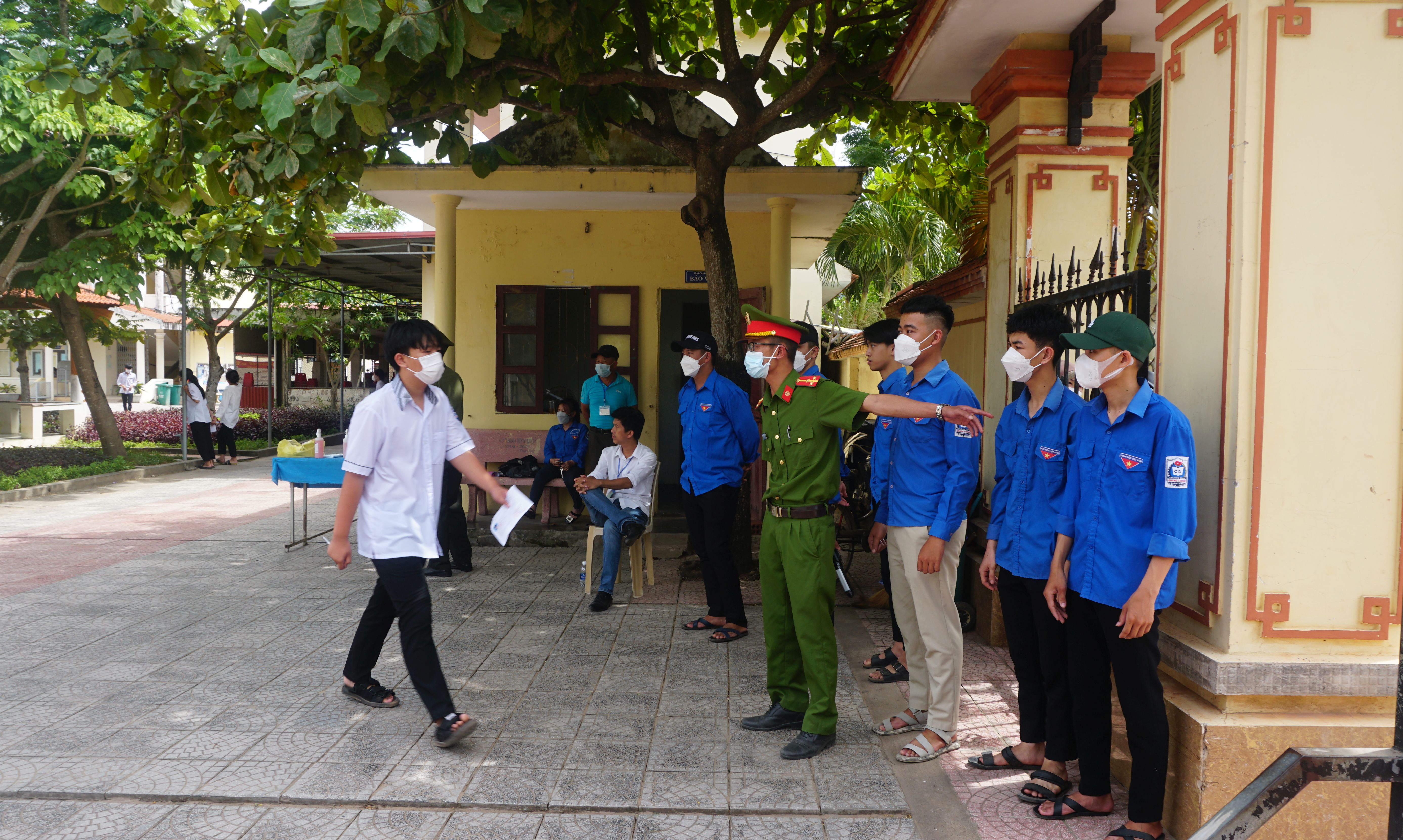 Lực lượng công an, đoàn viên thanh niên huyện Quảng Trạch tiếp sức mùa thi.