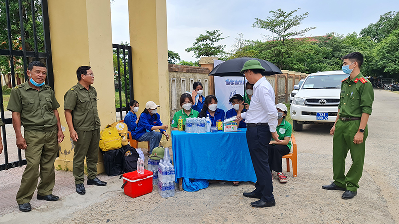 Lãnh đạo huyện Quảng Ninh kiểm tra công tác bảo đảm an toàn vòng ngoài tại các điểm thi trên địa bàn huyện.