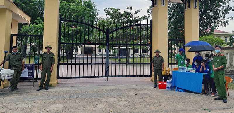 Công tác bảo đảm an ninh tại khu vực thi Trường THPT Nguyễn Hữu Cảnh (Quảng Ninh) được thắt chặt.