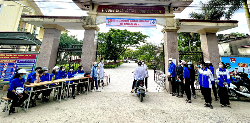 Đội thanh niên tình nguyện huyện Lệ Thủy tham gia “Tiếp sức mùa thi” tại Trường THCS và THPT Dương Văn An.