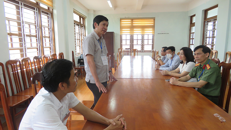 Đồng chí Phó Chủ tịch UBND tỉnh Hồ An Phong làm việc tại điểm thi Trường THPT chuyên Võ Nguyên Giáp