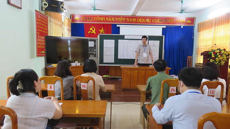 Đồng chí Phó Chủ tịch UBND tỉnh Hồ An Phong làm việc tại điểm thi Trường THPT Ngô Quyền