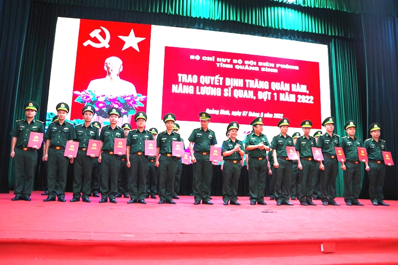 Lãnh đạo Bộ Chỉ huy BĐBP tỉnh trao quyết định cho các đồng chí được thăng quân hàm từ cấp bậc đại úy lên thiếu tá.