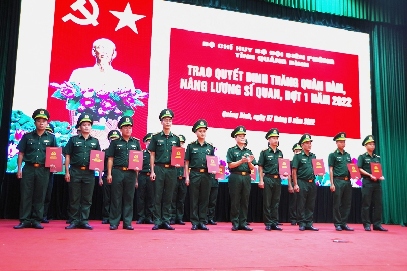 Lãnh đạo Bộ Chỉ huy BĐBP tỉnh trao quyết định cho các đồng chí được thăng quân hàm từ cấp bậc thượng úy lên đại úy.