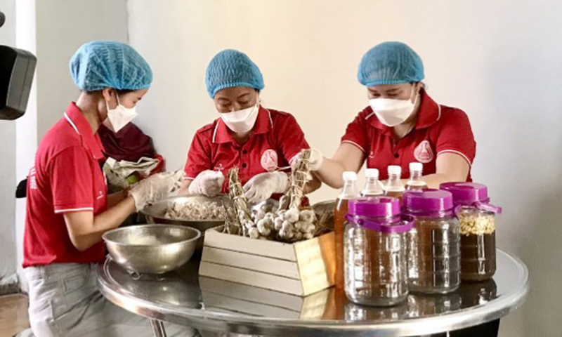 Quy trình sản xuất sản phẩm mật ong tỏi lên men tại HTX Xuân Hưng (xã Mỹ Trạch, Bố Trạch).