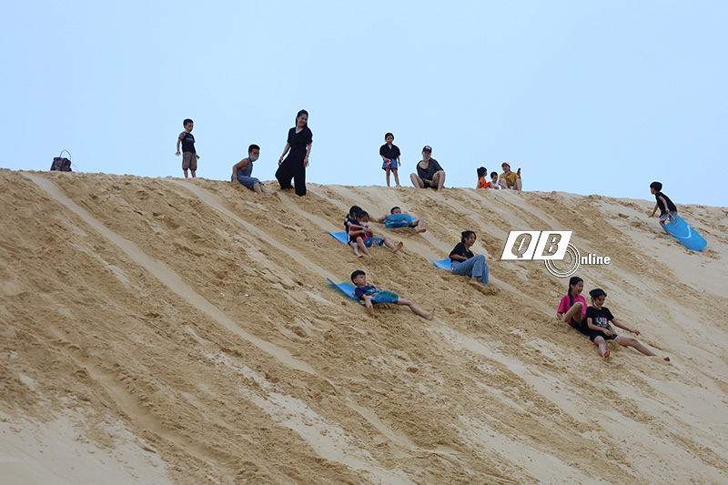 Du khách thích thú với trải nghiệm trượt cát.