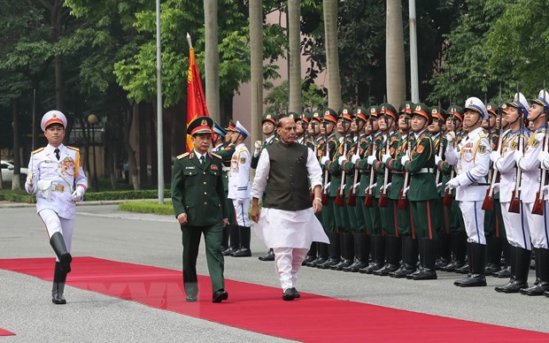 Bộ trưởng Quốc phòng Phan Văn Giang và Bộ trưởng Quốc phòng Ấn Độ Rajnath Singh duyệt đội danh dự Quân đội Nhân dân Việt Nam. (Ảnh: Trọng Đức/TTXVN)