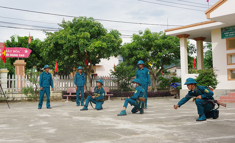 Kiểm tra công tác huấn luyện của Trung đội dân quân cơ động xã Châu Hóa, huyện Tuyên Hóa